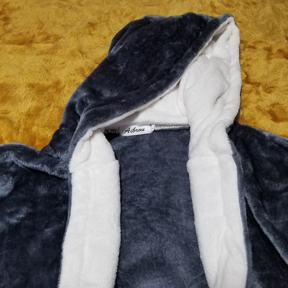 Ladies  house coat Large,  New. Gray and White. - Picture 4 of 7